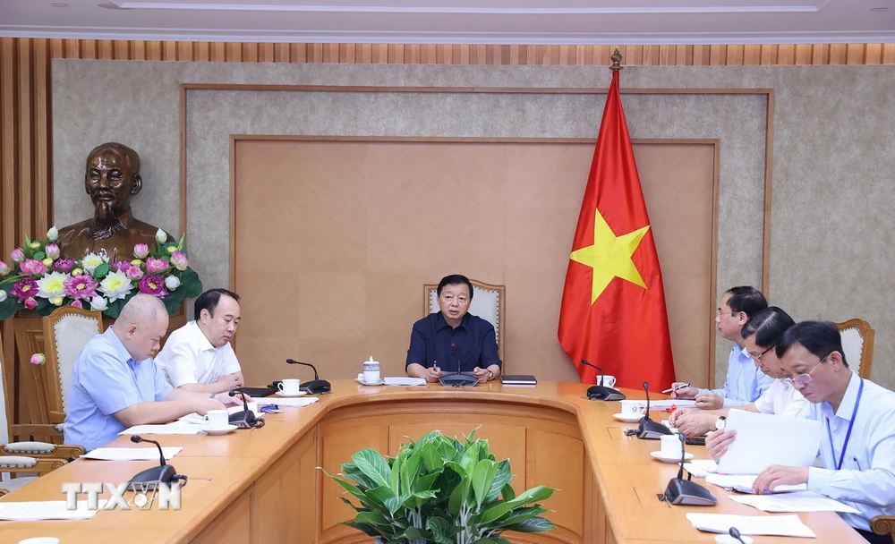 Phó Thủ tướng Trần Hồng Hà chủ trì cuộc họp. (Ảnh: Văn Điệp/TTXVN)