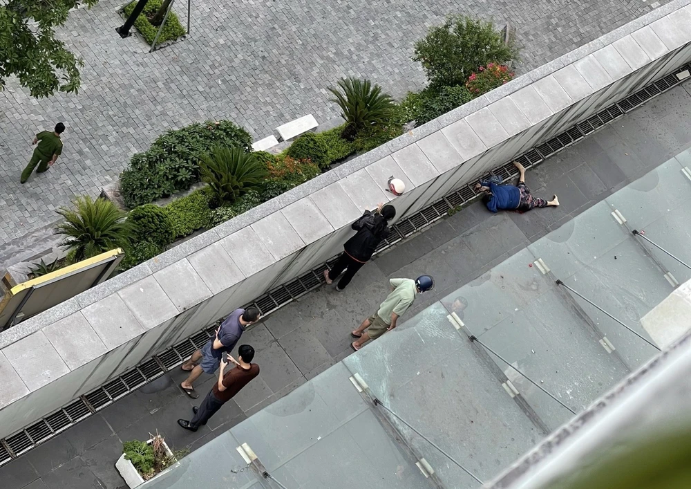 Nạn nhân tử vong sau khi rơi từ tầng 14 của chung cư UDIC thành phố Hải Dương. (Ảnh: TTXVN phát)