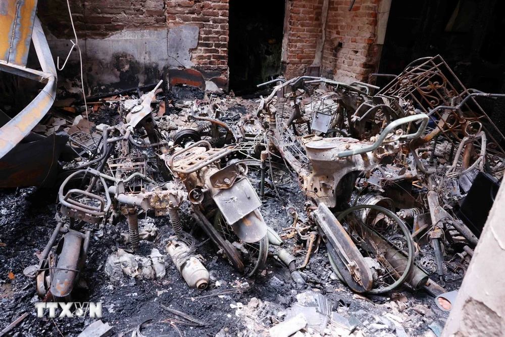 Hiện trường vụ cháy lớn tại Trung Kính, với nhiều xe máy, xe đạp điện bị thiêu rụi, làm 14 người chết. (Ảnh: Phạm Kiên/TTXVN)