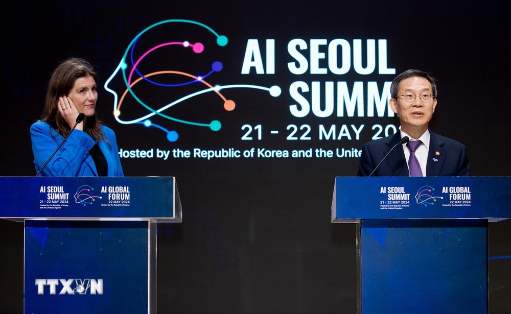 Bộ trưởng Khoa học Đổi mới-Công nghệ của Vương quốc Anh Michelle Donelan và Bộ trưởng Bộ Khoa học Công nghệ Thông tin-Truyền thông Hàn Quốc Lee Jong Ho tại Hội nghị thượng đỉnh toàn cầu về trí tuệ nhân tạo ở Hàn Quốc ngày 22/4/2024. (Ảnh: Đức Thắng/ TTXVN)