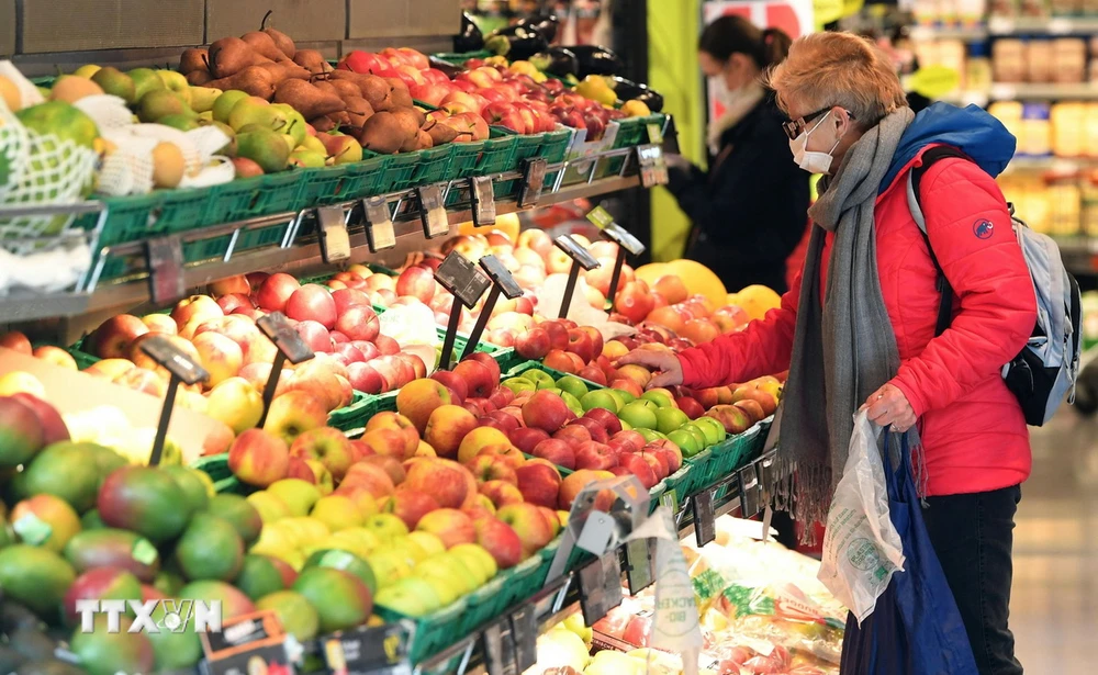 Người dân mua thực phẩm tại siêu thị ở Vienna, Áo. (Ảnh: AFP/TTXVN)