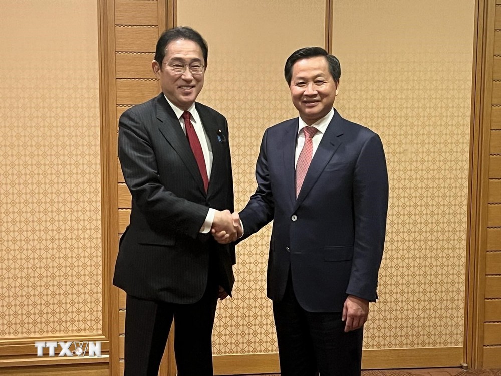 Phó Thủ tướng Chính phủ Lê Minh Khái đã có cuộc gặp ngắn với Thủ tướng Nhật Bản Kishida Fumio ngày 24/5. (Ảnh: TTXVN phát)