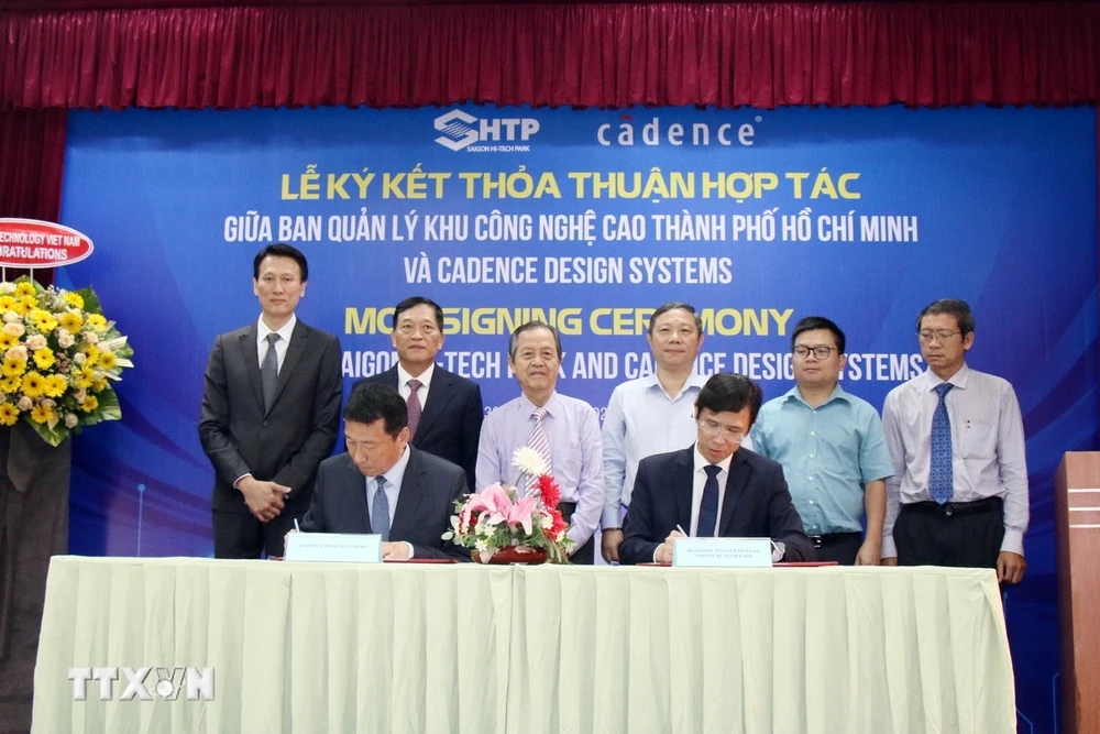 Khu Công nghệ cao Thành phố Hồ Chí Minh (SHTP) và Cadence Design Systems (CDNS, Hoa Kỳ) tổ chức ký kết ghi nhớ hợp tác phát triển đội ngũ nhân lực thiết kế trong lĩnh vực điện tử và thúc đẩy phát triển ngành công nghiệp vi mạch bán dẫn tại Việt Nam. (Ảnh: Tiến Lực/ TTXVN)