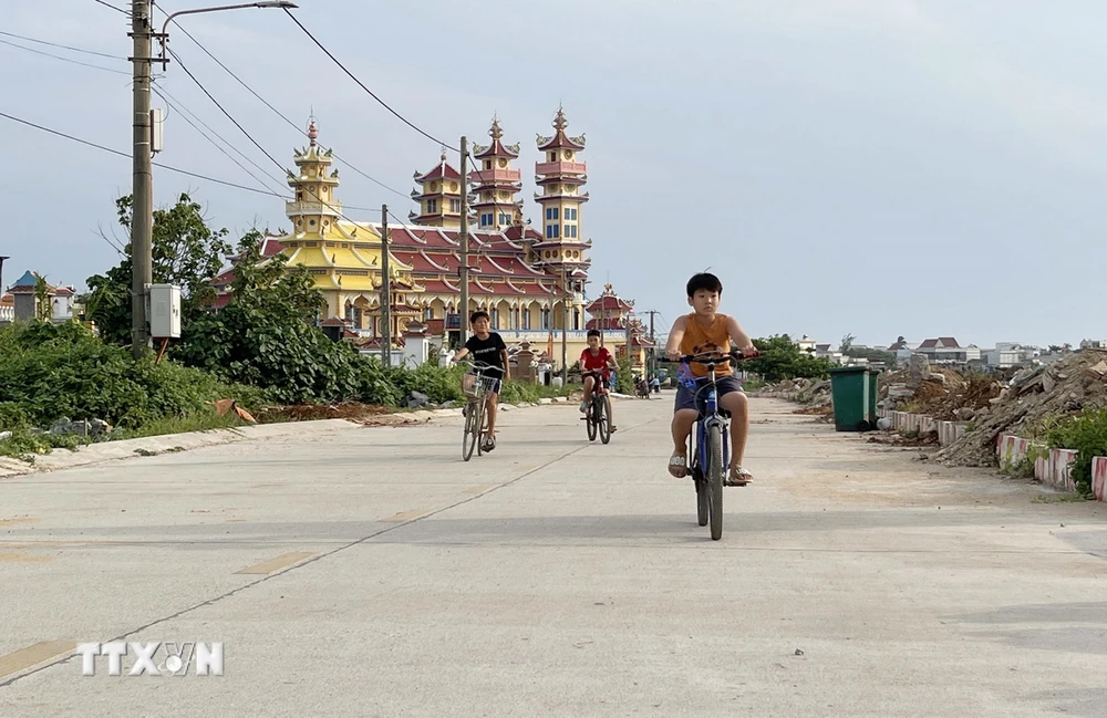 Tuyến đường giao thông nông thôn từ cồn An Vĩnh đi thắng cảnh Cổng Tò Vò được huyện Lý Sơn nâng cấp, cải tạo đưa vào sử dụng tháng 12/2022. (Ảnh: Phạm Cường/TTXVN)