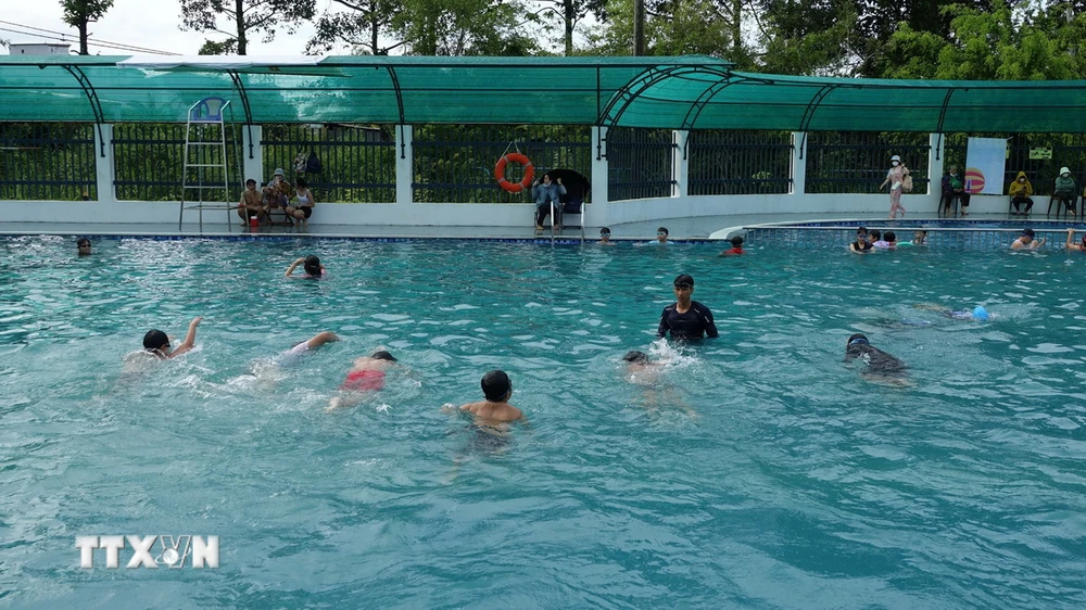 Dạy bơi cho trẻ em để phòng chống đuối nước. (Ảnh: TTXVN phát)