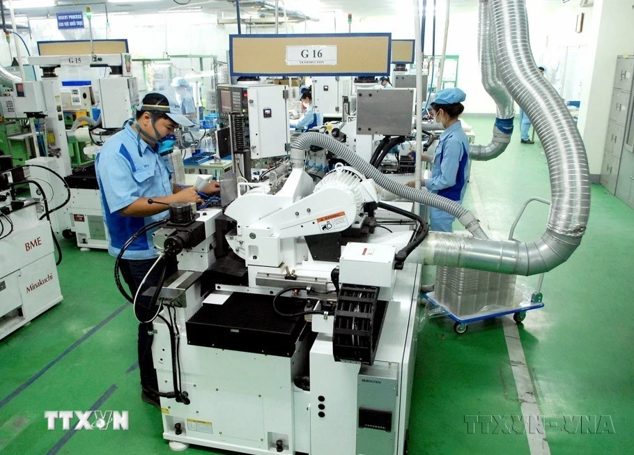 Dây chuyền sản xuất linh kiện cho các sản phẩm điện tử tại Công ty TNHH INOAC Việt Nam (vốn đầu tư của Nhật Bản) tại Khu công nghiệp Quang Minh (Hà Nội). (Ảnh: Danh Lam/TTXVN)