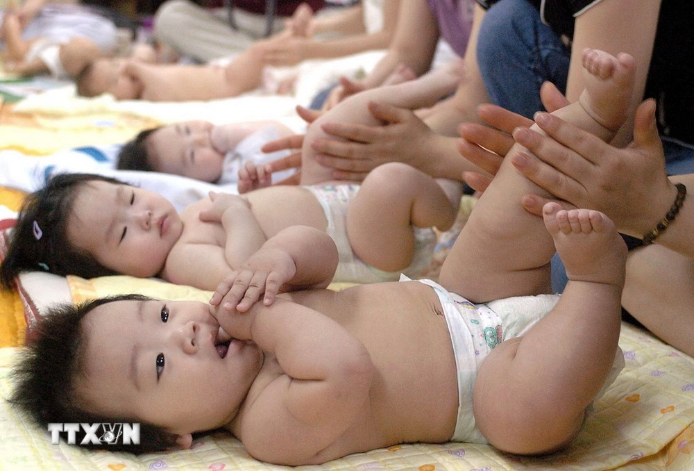 Chăm sóc trẻ sơ sinh tại Seoul, Hàn Quốc. (Ảnh: AFP/TTXVN)