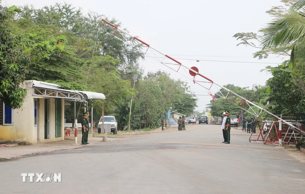 Cửa khẩu quốc tế đường bộ Vĩnh Xương được công nhận và hợp nhất với cửa khẩu quốc tế đường sông Vĩnh Xương thành cửa khẩu quốc tế đường bộ và đường sông Vĩnh Xương, tỉnh An Giang. (Ảnh: Công Mạo/TTXVN