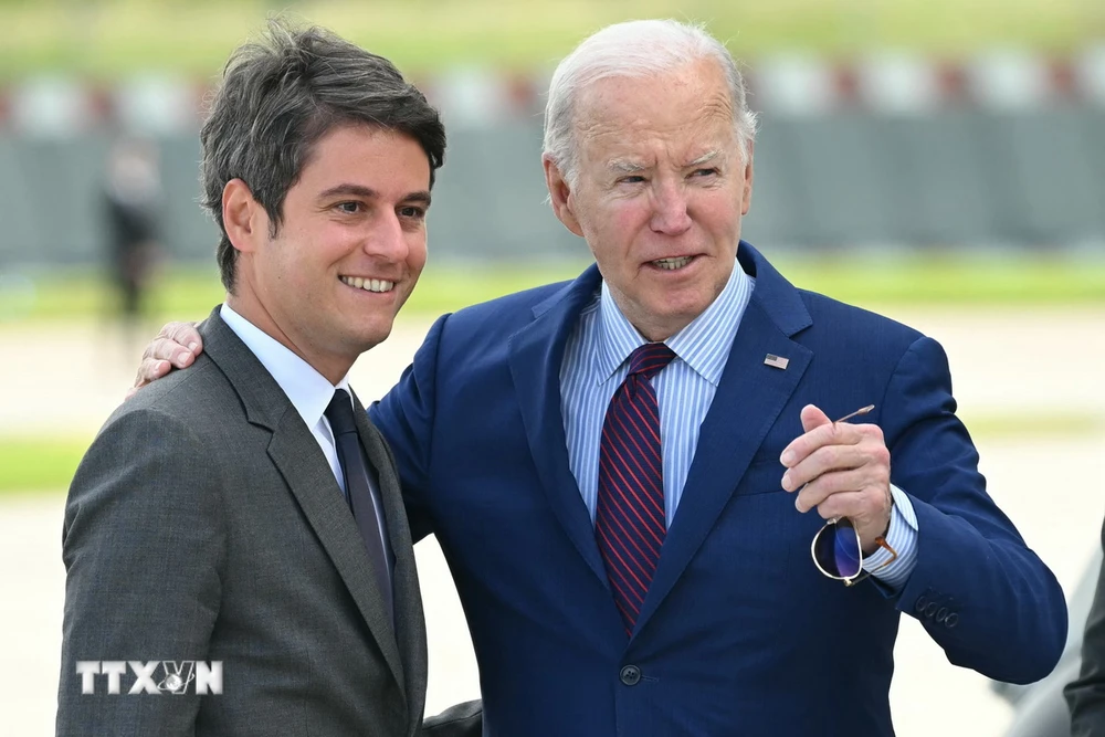 Thủ tướng Pháp Gabriel Attal (trái) đón Tổng thống Mỹ Joe Biden tại sân bay Orly ở Paris, Pháp, ngày 5/6/2024 để tới dự kỷ niệm 80 năm ngày D-Day. (Nguồn: AFP/TTXVN)