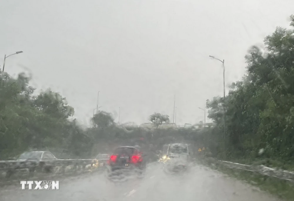 Cao tốc Pháp Vân-Cầu Giẽ đoạn thuộc địa phận Hà Nội mưa lớn che khuất tầm nhìn, khiến các phương tiện giao thông di chuyển khó khăn. (Ảnh: Nguyễn Thắng/TTXVN)