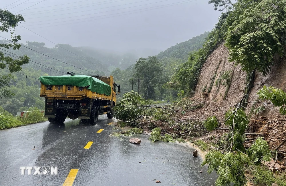 Mưa lớn gây sạt lở trên tỉnh lộ 156B ở huyện Bát Xát (Lào Cai). (Ảnh: Quốc Khánh/ TTXVN)
