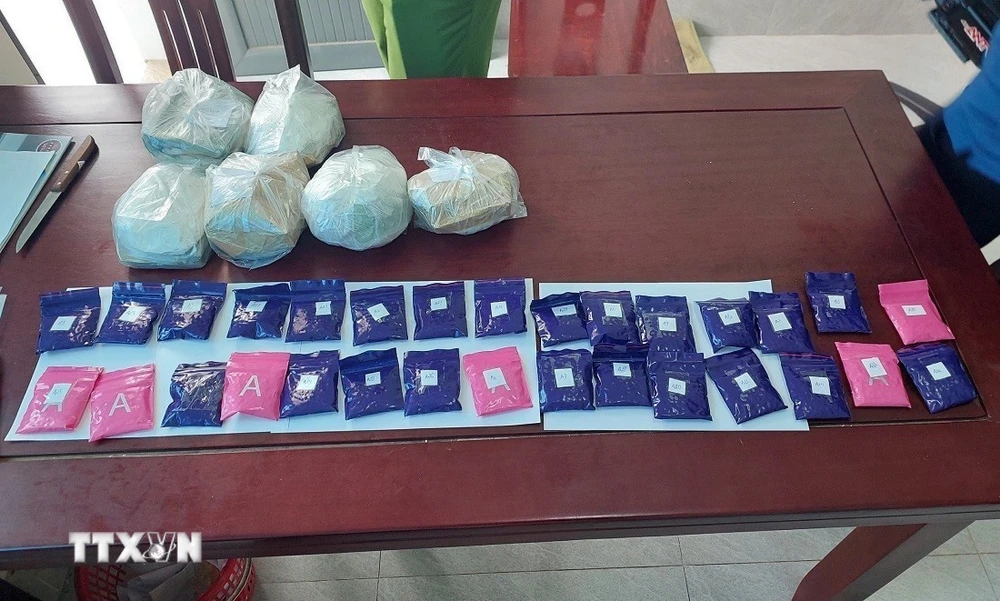 Tang vật trong một vụ buôn bán ma túy tổng hợp tại Cơ quan Cảnh sát điều tra. (Ảnh: TTXVN phát)