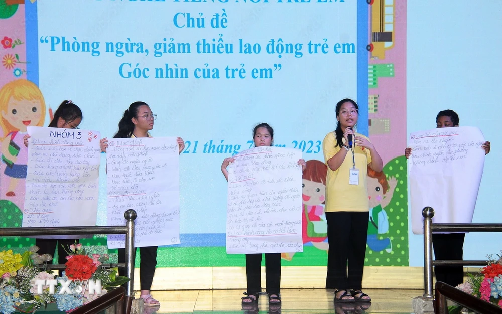 Các trẻ em có hoàn cảnh đặc biệt khó khăn tham gia diễn đàn lắng nghe tiếng nói trẻ em với chủ đề “Phòng ngừa, giảm thiểu lao động trẻ em” tại Hội trại. (Ảnh: Thanh Vũ/ TTXVN)