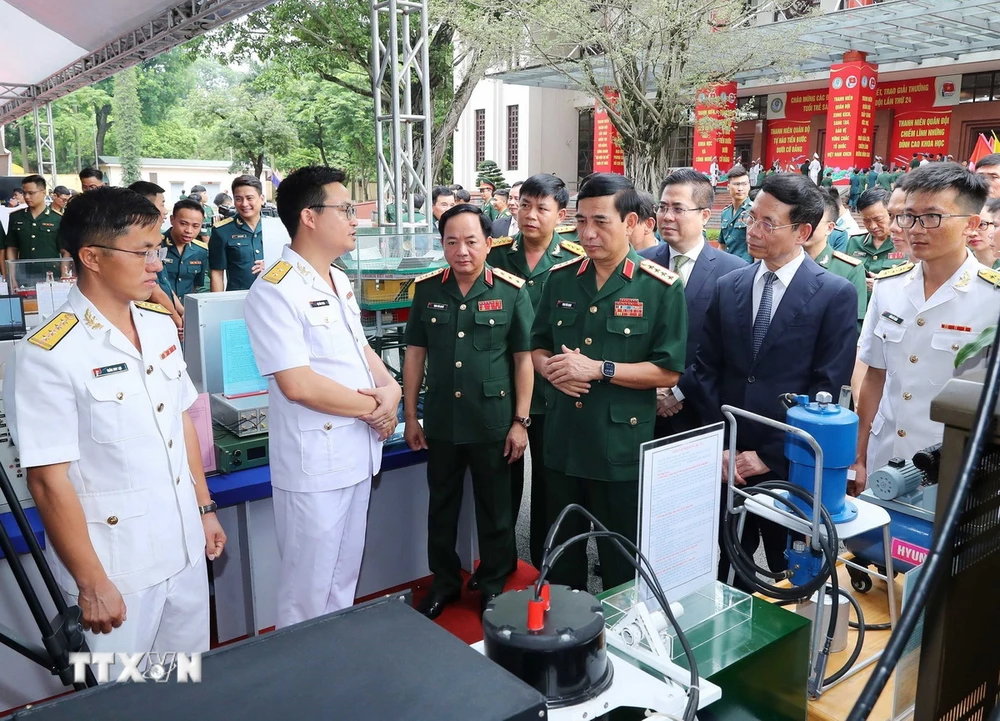 Bộ trưởng Quốc phòng Phan Văn Giang và Chủ nhiệm Tổng cục Chính trị Quân đội Nhân dân Việt Nam Trịnh Văn Quyết cùng các đại biểu tham quan khu trưng bày sản phẩm sáng tạo của các đơn vị. (Ảnh: Trọng Đức/TTXVN)