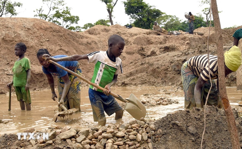 Trẻ em làm việc tại một mỏ vàng ở Gam, Cộng hòa Trung Phi. (Ảnh: AFP/TTXVN)