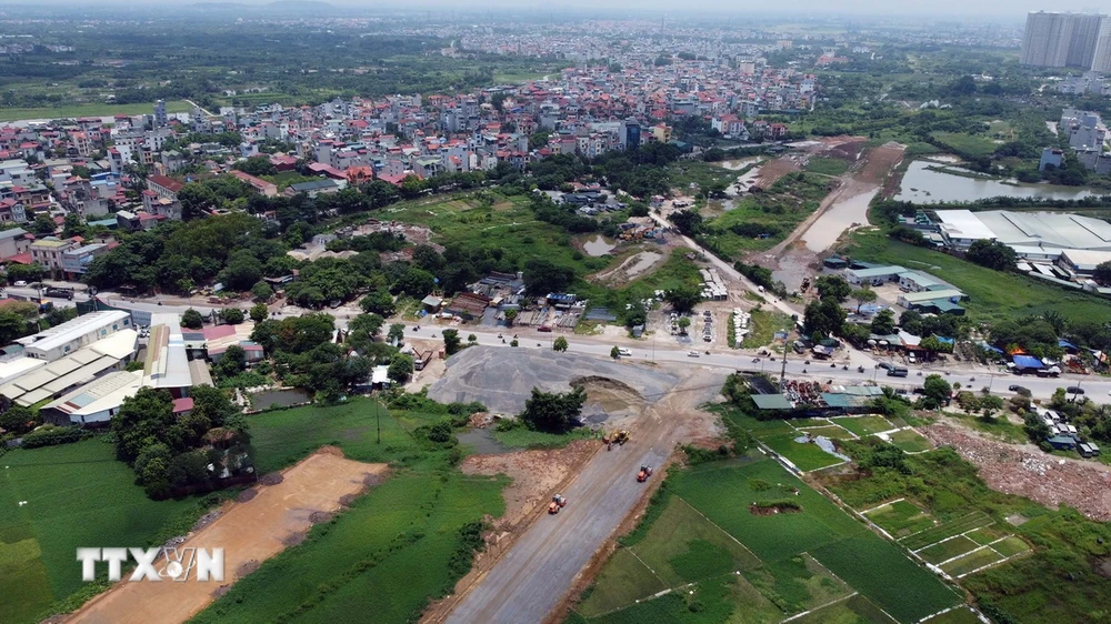 Nút giao Quốc lộ 6 với tuyến vành đai 4 tại gói thầu số 10 qua địa bàn phường Yên Nghĩa, quận Hà Đông. Trên gói thầu số 10 vẫn còn gần 2 km chưa được GPMB. (Ảnh: Huy Hùng/TTXVN)