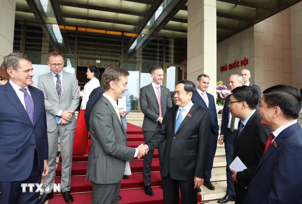 Chủ tịch Quốc hội Trần Thanh Mẫn với Đại sứ Liên minh châu Âu (EU) và các Đại sứ, Đại biện các nước thành viên EU tại Việt Nam. (Ảnh: Thống Nhất/TTXVN)