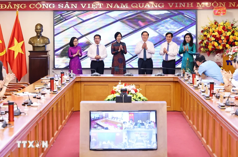 Trưởng Ban Tuyên giáo Trung ương Nguyễn Trọng Nghĩa, Tổng Giám đốc TTXVN Vũ Việt Trang cùng các lãnh đạo Ban Tuyên giáo Trung ương và TTXVN thực hiện nghi thức ra mắt Chuyên trang thông tin của TTXVN về bảo vệ nền tảng tư tưởng của Đảng, đấu tranh phản bác các luận điệu sai trái của các thế lực thù địch. (Ảnh: Minh Đức/TTXVN)