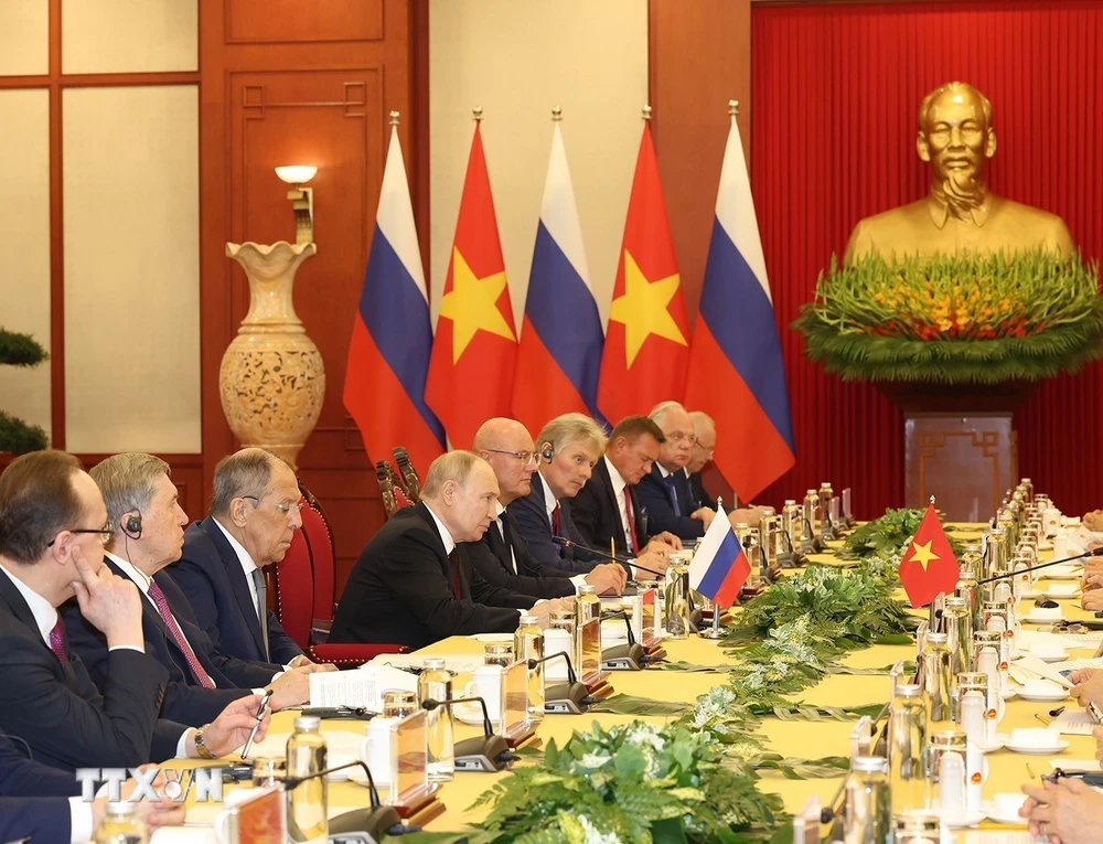 Tổng thống Li&ecirc;n bang Nga Vladimir Putin v&agrave; Đo&agrave;n Li&ecirc;n bang Nga tại cuộc hội đ&agrave;m với Tổng B&iacute; thư Nguyễn Ph&uacute; Trọng. Ảnh: Tr&iacute; Dũng/TTXVN