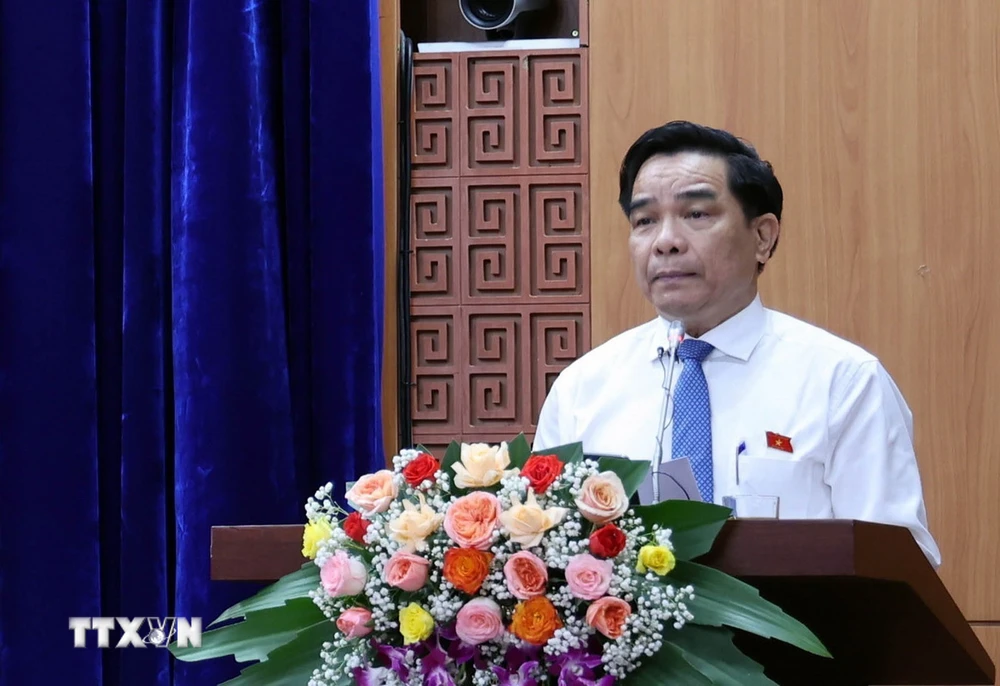 Ông Lê Văn Dũng phát biểu nhậm chức Chủ tịch Ủy ban Nhân dân tỉnh Quảng Nam nhiệm kỳ 2021-2026. (Ảnh Trần Tĩnh/TTXVN)