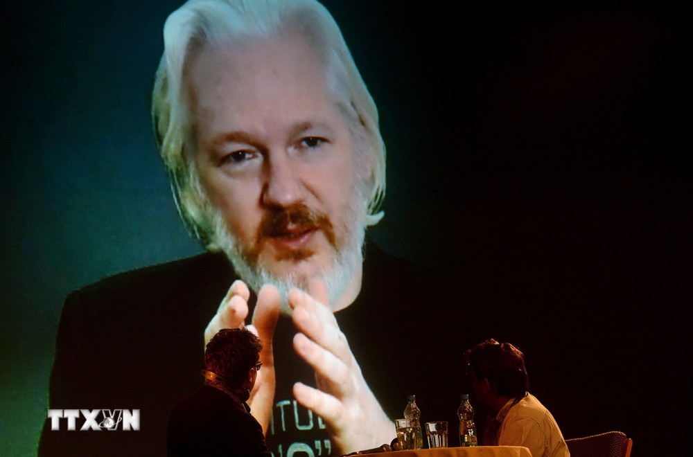 Nhà sáng lập trang mạng WikiLeaks, Julian Assange (trên màn hình). (Ảnh: AFP/TTXVN)