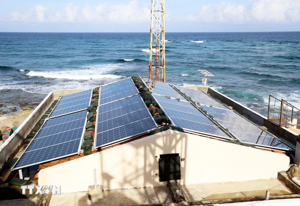 Nguồn năng lượng sạch hiện nay cơ bản đáp ứng nhu cầu hằng ngày của quân, dân sinh sống trên quần đảo Trường Sa. (Ảnh: Hồng Đạt/TTXVN)