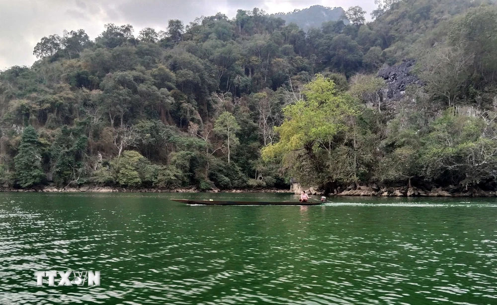 Phong cảnh nguyên sơ bên hồ Ba Bể. (Ảnh: Nguyễn Công Hải/TTXVN)