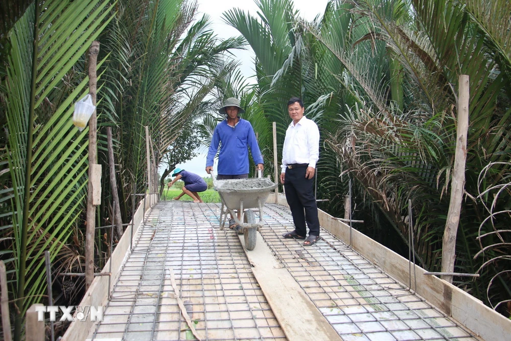 Xây dựng cầu nông thôn ở ấp Thạnh Lại, xã Bình Thạnh, huyện Thạnh Phú, tỉnh Bến Tre. (Ảnh: Huỳnh Phúc Hậu/ TTXVN)