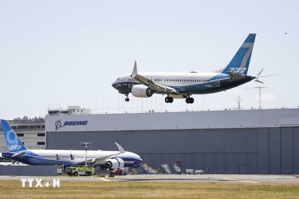 Máy bay 737 MAX của Boeing hạ cánh sau khi thực hiện chuyến bay kiểm tra tại nhà máy ở Seattle, Washington, Mỹ. (Ảnh: AFP/TTXVN)