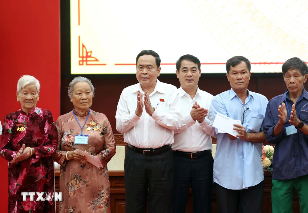 Chủ tịch Quốc hội Trần Thanh Mẫn trao quà tặng cho các Mẹ Việt Nam Anh hùng, gia đình chính sách, người có công với cách mạng trên địa bàn tỉnh Hậu Giang. (Ảnh: Thống Nhất/TTXVN)