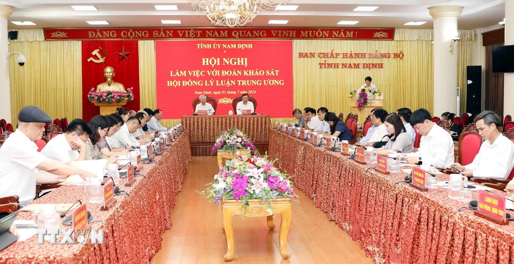Đoàn Khảo sát Hội đồng Lý luận Trung ương làm việc với Tỉnh ủy Nam Định. (Ảnh: Thái Thuần/TTXVN)