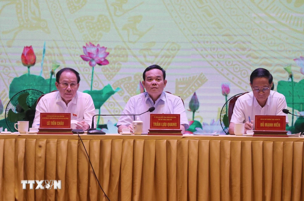Phó Thủ tướng Trần Lưu Quang và các Đại biểu Quốc hội Hải Phòng tiếp xúc cử tri huyện An Dương, thành phố Hải Phòng. (Ảnh: Hoàng Ngọc/TTXVN)
