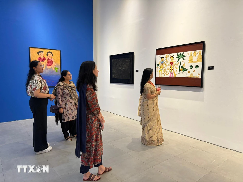 Triển lãm tranh của các họa sỹ Ấn Độ và các nước thành viên ASEAN thu hút sự quan tâm của nhiều khách tham quan. (Ảnh: Đỗ Quyên/TTXVN)