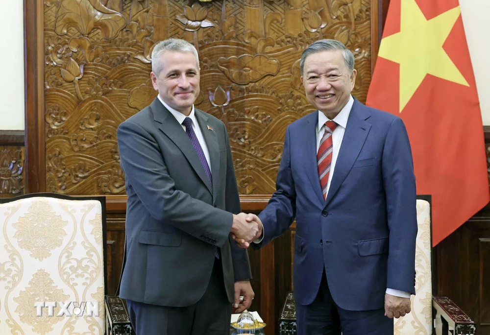 Chủ tịch nước Tô Lâm tiếp Đại sứ Belarus tại Việt Nam Uladzimir Baravikou. (Ảnh: Nhan Sáng/TTXVN)