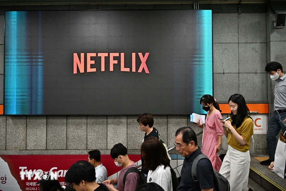 Biểu tượng của Netflix trên một màn hình nhà ga ở Seoul, Hàn Quốc. (Ảnh: AFP/TTXVN)