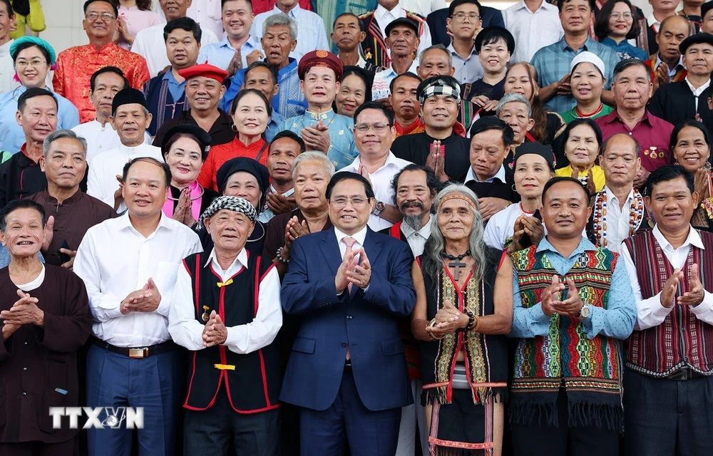 Thủ tướng Phạm Minh Chính với đại biểu già làng, trưởng bản, nghệ nhân và người có uy tín tiêu biểu. (Ảnh: Dương Giang/TTXVN)