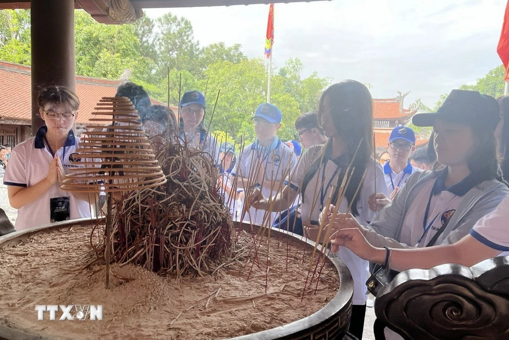 Đoàn thanh niên kiều bào dâng hương tưởng niệm các Vua Hùng tại Khu Di tích lịch sử Quốc gia đặc biệt Đền Hùng, thành phố Việt Trì, tỉnh Phú Thọ. (Ảnh: TTXVN phát)