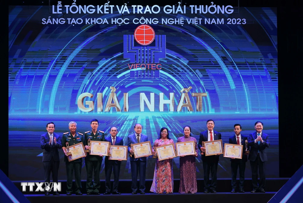 Các tác giả giành Giải Nhất Giải thưởng Sáng tạo Khoa học Công nghệ Việt Nam năm 2023. (Ảnh: Hoàng Hiếu/TTXVN)