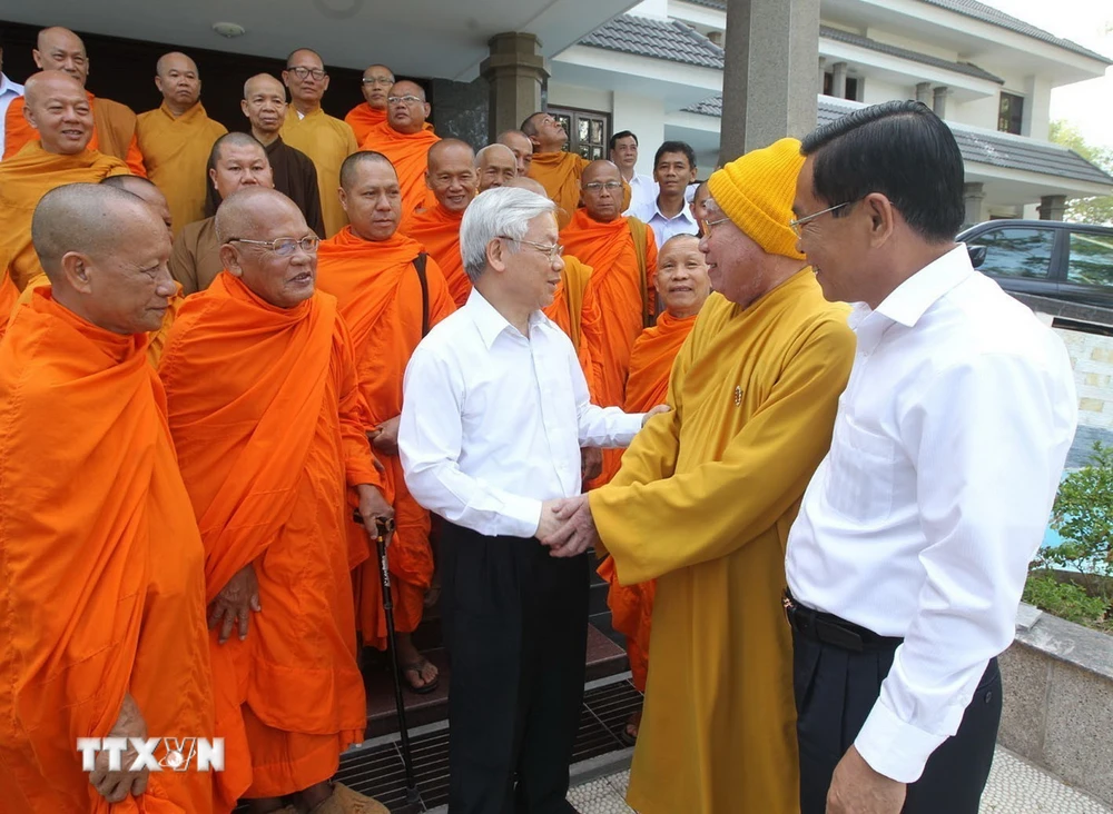 Tổng Bí thư Nguyễn Phú Trọng với Đoàn đại biểu Ban Thường trực, Ban Trị sự Giáo hội Phật giáo Việt Nam tỉnh Sóc Trăng, chiều 9/3/2015. (Ảnh: Trí Dũng/TTXVN)