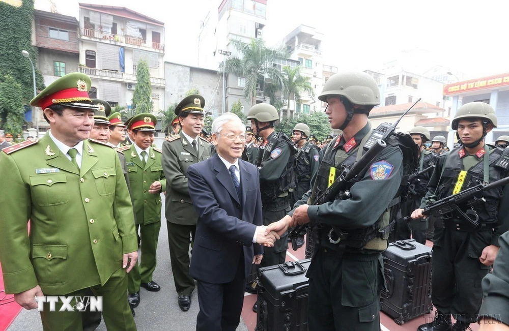 Tổng Bí thư Nguyễn Phú Trọng thăm, kiểm tra công tác sẵn sàng chiến đấu của Bộ Tư lệnh Cảnh sát cơ động (Bộ Công an), ngày 2/1/2016. (Ảnh: Trí Dũng/TTXVN)