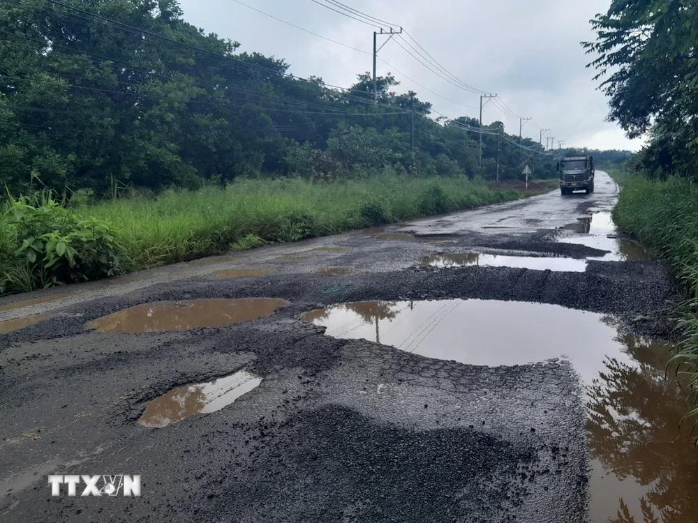 Nhiều hố sâu tiềm ẩn tại nạn giao thông trên tuyến ĐT.759. (Ảnh: K GỬIH/TTXVN)