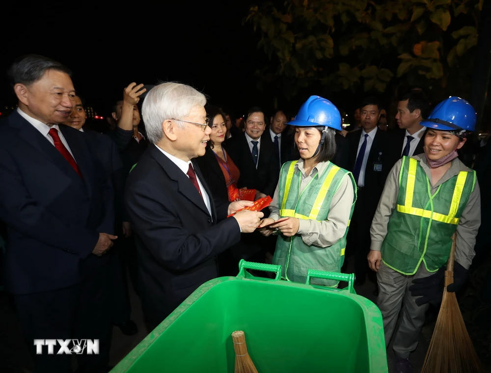 Tổng Bí thư, Chủ tịch nước Nguyễn Phú Trọng chúc Tết, tặng quà công nhân môi trường đang làm việc trong đêm giao thừa Tết Nguyên đán Kỷ Hợi 2019. (Ảnh: Trí Dũng/TTXVN)