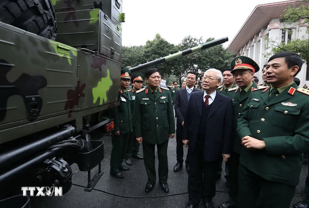 Tổng Bí thư, Chủ tịch nước Nguyễn Phú Trọng xem trưng bày, giới thiệu các khí tài quân sự của ngành Quốc phòng (Hà Nội, 10/1/2019). (Ảnh: Trí Dũng/TTXVN)