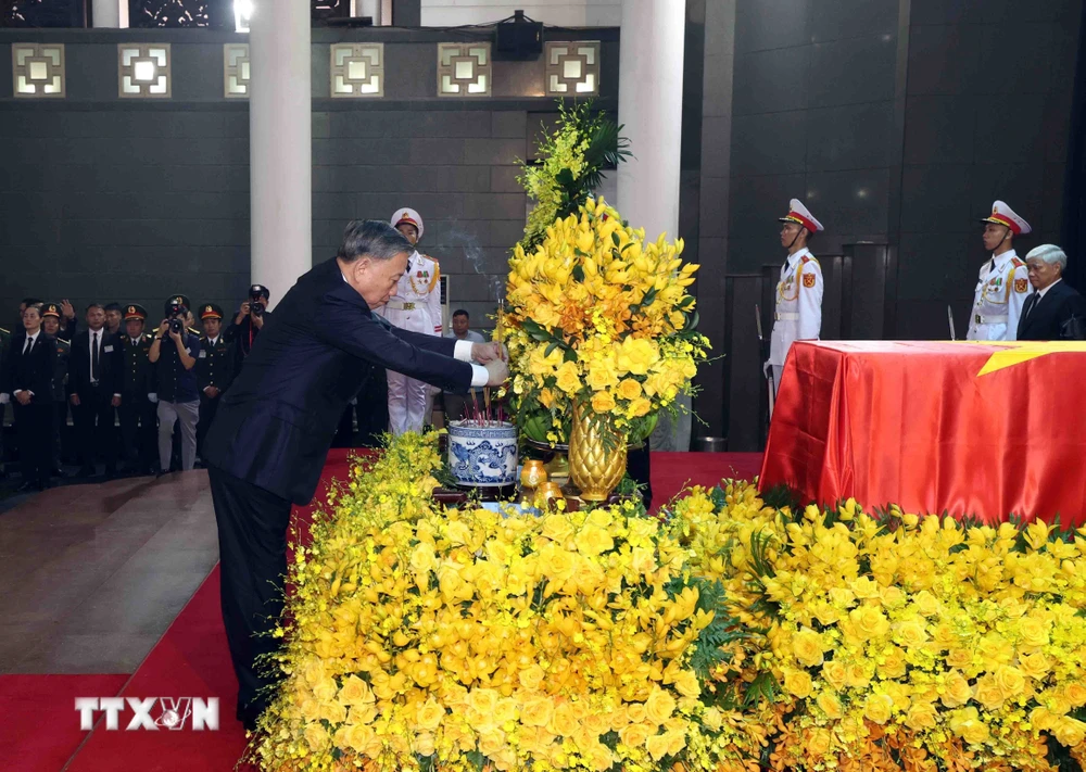 Đoàn Ban Chấp hành Trung ương Đảng viếng Tổng Bí thư Nguyễn Phú Trọng - Ảnh 8