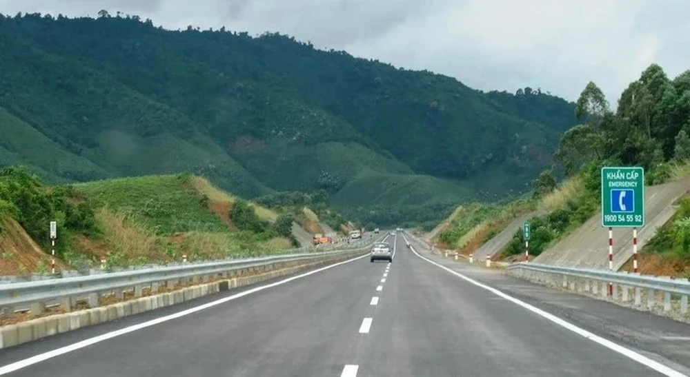 Phương tiện lưu thông trên một đoạn tuyến cao tốc được đưa vào vận hành và khai thác. Ảnh minh họa. (Ảnh: Việt Hùng/Vietnam+)