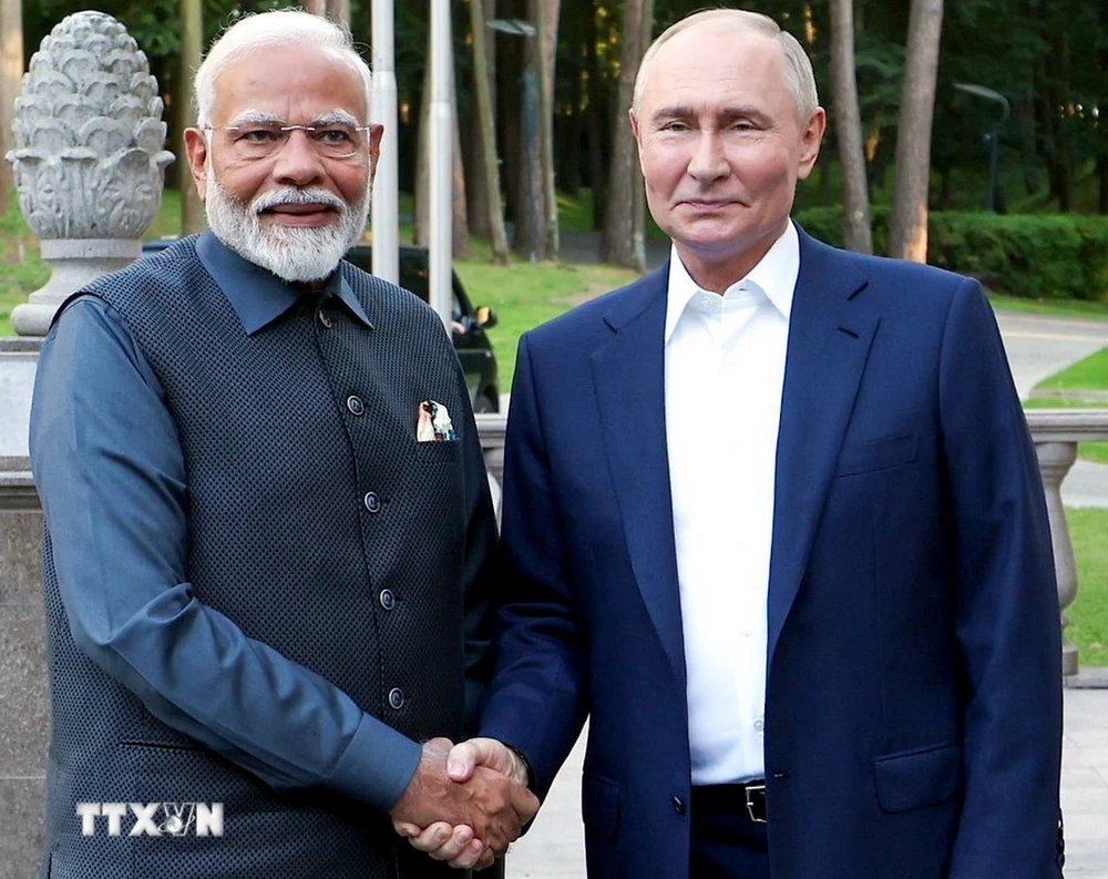 Thủ tướng Ấn Độ Narendra Modi (trái) và Tổng thống Nga Vladimir Putin tại cuộc gặp ở Moskva ngày 8/7/2024. (Ảnh: ANI/TTXVN)