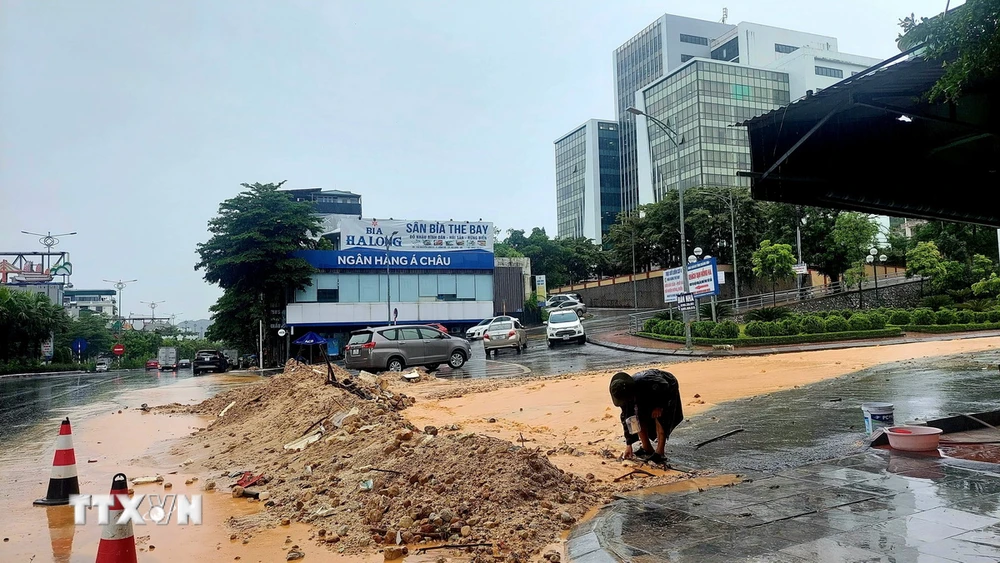 Khu 3 phường Hồng Hà, thành phố Hạ Long, tỉnh Quảng Ninh có nhiều bùn, đá trôi về do bị sạt lở kè phía trên. (Ảnh: Thanh Vân/TTXVN)