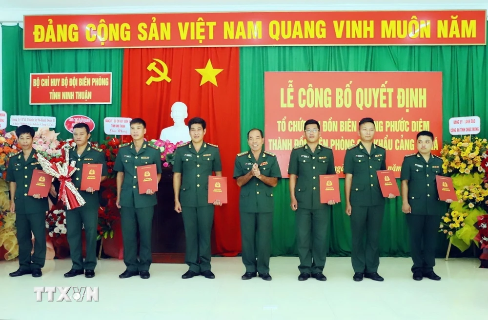 Lãnh đạo Bộ Chỉ huy Bộ đội Biên phòng tỉnh Ninh Thuận trao quyết định cho các chiến sỹ Đồn Biên phòng cửa khẩu cảng Cà Ná. (Ảnh: Công Thử/ TTXVN)