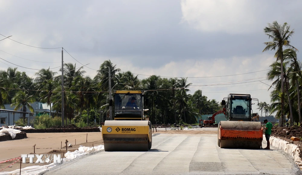 Thi công trên một tuyến đường ở tỉnh Kiên Giang. (Ảnh: Lê Huy Hải/TTXVN)