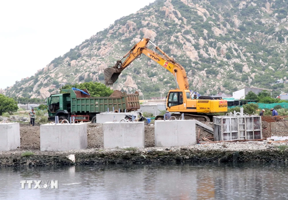 Công ty Cổ phần xây lắp Thành An 96 tập trung nạo vét thi công bờ kè Dự án xây dựng khu neo đậu tránh trú bão kết hợp Cảng cá Cà Ná. (Ảnh: Công Thử/TTXVN)